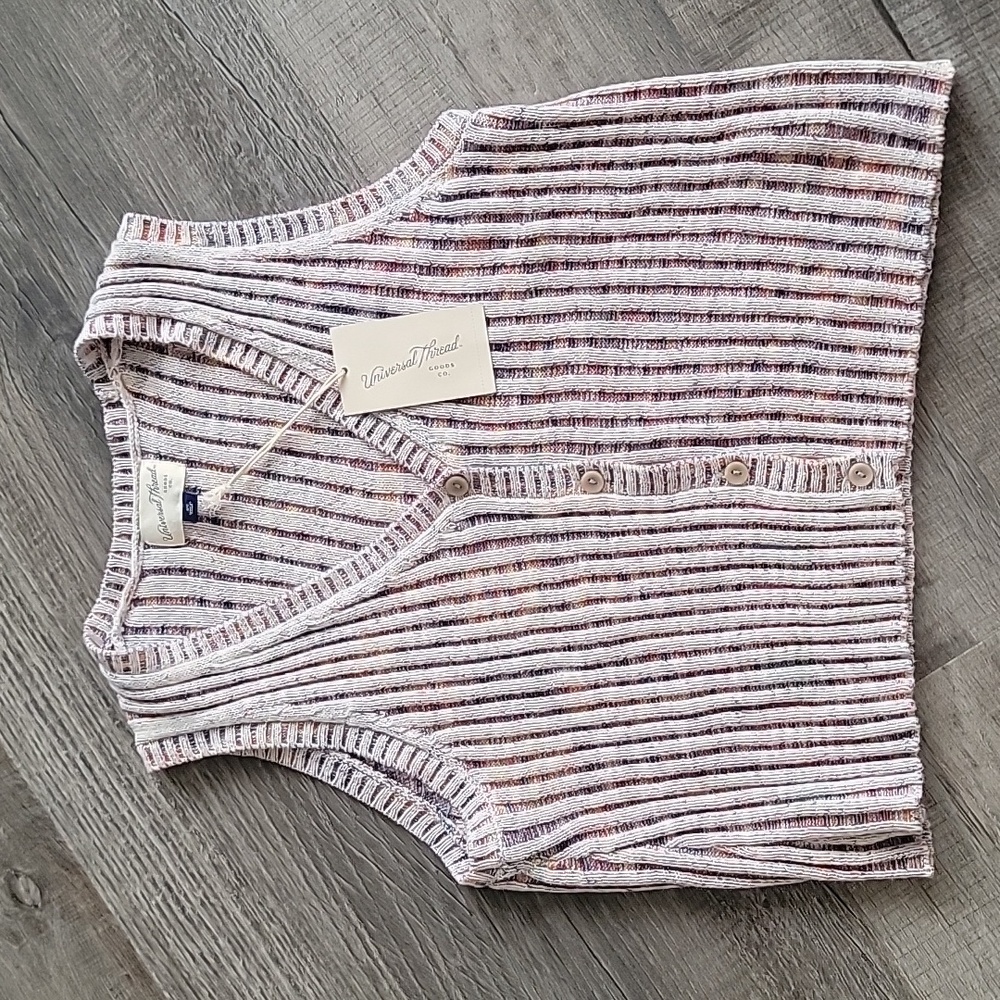 Women's XS button crop vest